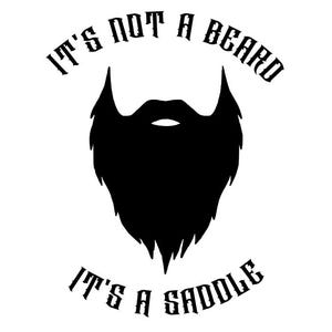 Puede incluir: Diseño gráfico en blanco y negro con el texto "No es una barba, es una silla de montar" y una silueta de una barba.