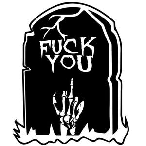Könnte beinhalten: Schwarz-weiß-Illustration eines Grabsteins mit der Aufschrift "F**K YOU". Eine skelettartige Hand mit ausgestrecktem Mittelfinger ragt hinter dem Grabstein hervor.