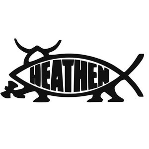 以下が含まれることがあります： 「HEATHEN」の文字が白で太字で描かれた、黒い魚の形をしたグラフィック。魚は角と足を持つ様式化されたデザインで、白い背景に配置されています。