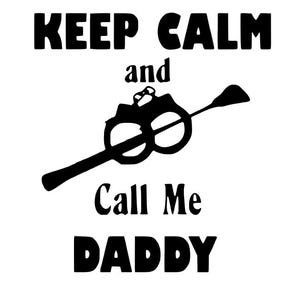 Puede incluir: Diseño gráfico en blanco y negro con el texto "Keep Calm and Call Me Daddy".