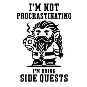 Op de afbeelding: Zwart-witte illustratie van een cartoon-dwerg die een mok koffie vasthoudt. De tekst "Ik ben niet aan het uitstellen, ik doe side quests" staat onder de afbeelding.