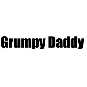 Puede incluir: Gráfico de texto en blanco y negro que dice "Grumpy Daddy".