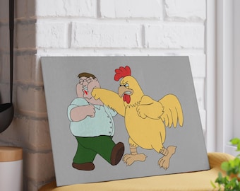 Op de afbeelding: Een rechthoekige glazen snijplank met een grafische illustratie van een gele kip die een man in een lichtblauw overhemd en een groene broek slaat. De man heeft een kleine rode vlek op zijn gezicht en de kip heeft een rode kam en boze blik.