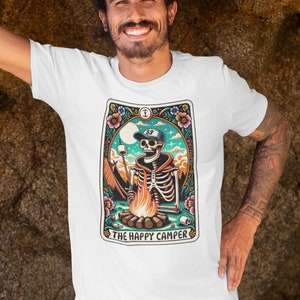 Divertida tarjeta de tarot camisa camping camiseta esqueleto camiseta regalo para amigo amante de la naturaleza camiseta divertida camper camisa angustiada camiseta gráfica