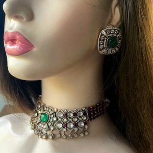 Gargantilla vintage Polki con piedra central verde esmeralda y detalles de rubí. Joyería nupcial india Kundan. Gargantilla Kundan de moissanita.