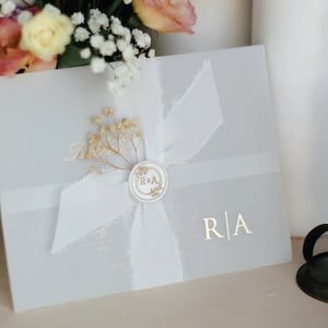 Traje de invitación de boda transparente; Invitaciones transparentes con sobres de cubierta transparente con impresión dorada y sello de lacre personalizado
