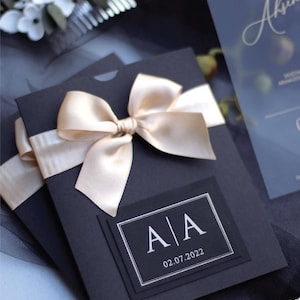 Elegantes Schwarz-Gold-Hochzeits-Einladungs-Set, personalisiert mit Satinband und Acrylkarten, Quinceanera Einladung, Geburtstagseinladung