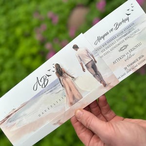 Invito a nozze costiero con illustrazione di coppia sulla spiaggia, elegante biglietto piatto per matrimoni moderni, biglietto d'invito economico per nozze
