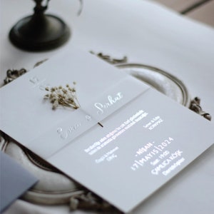 Ensemble moderne de faire-part de mariage avec fleurs séchées, cachet de cire personnalisé et enveloppe grise, faire-part de fête, faire-part d'anniversaire, quinceanera