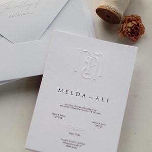 Zeitlose geprägte Hochzeitseinladung, minimalistische weiße Hochzeitseinladung mit individuellem Monogramm, elegantes Luxus-Hochzeits-Briefpapier-Set