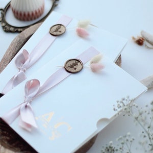 Elegante Hochzeitseinladung mit weißem Umschlag und Goldfolie, Satinband und personalisiertem Wachssiegel