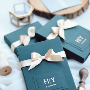Convite de casamento luxuoso em caixa verde com impressão dourada e fita de seda, design personalizado para o seu dia especial, convite personalizado em caixa de casamento