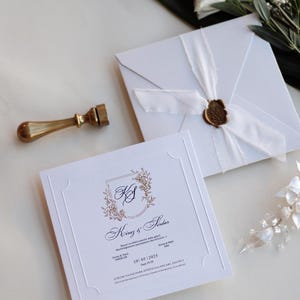 Ensemble de faire-part de mariage blanc de luxe avec cachet de cire et ruban, carte d'invitation personnalisée élégante, papeterie de mariage minimaliste pour événements classiques