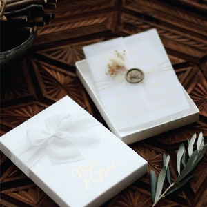 Luxuriöse Gold bedruckte Box-Hochzeitseinladungen mit Seidenband und durchsichtiger Innenkarte, elegante Box-Einladung mit Golddruck und Seidenband