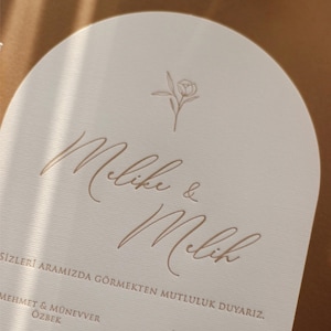 Eleganti inviti per matrimonio color crema – lamina d'oro, biglietti tagliati ovali, nastro naturale, testo personalizzabile – inviti per eventi moderni