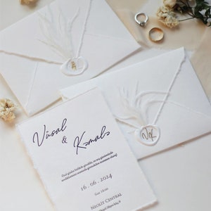 Luxuriöse handgefertigte Hochzeitseinladungen mit personalisierten Goldsiegeln, Federverzierungen und kundenspezifischen Umschlägen, Geburtstagseinladung