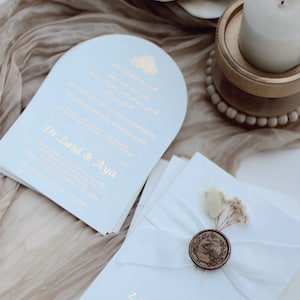 Moderne Hochzeitseinladung mit Seidenband, individuellem Wachssiegel und ovalen Goldfolienkarten, Geburtstagseinladung, Quinceanera-Einladung