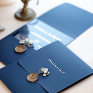 Raffinierte dunkelblaue Hochzeitseinladung mit individuellem Wachssiegel für luxuriöse Veranstaltungen
