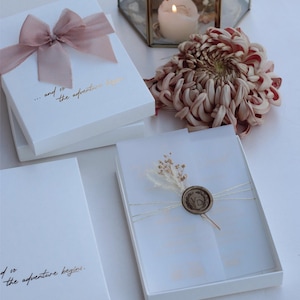 Luxus-Hochzeitseinladungen mit Goldfoliendetails und personalisierten Siegeln, perfekt für moderne Hochzeiten und besondere Anlässe, Hochzeitsbox