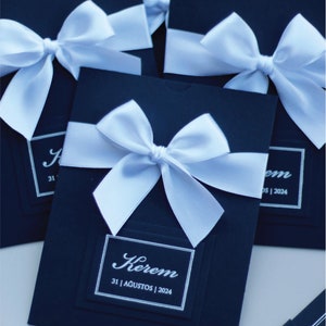 Marineblaues Einladungs-Set mit personalisierten weißen Bändern und silberner Folie, anpassbarer Ereigniseinladung, Geburtstagseinladung, Quinceanera-Karte