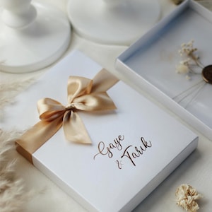 Luxuriöse weiße Box Hochzeitseinladung mit Goldfoliendruck und Satinband, personalisiert für Ihren besonderen Tag, Box Hochzeitseinladung