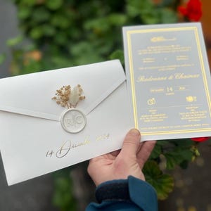 Elegante set di inviti di nozze in lamina d'oro con sigillo di ceralacca, invito di nozze personalizzato con stampa dorata e sigillo di ceralacca, invito di nozze di lusso