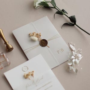 Faire-part de mariage bohème minimaliste avec fleurs séchées, suite d'invitations personnalisées élégantes rustiques, enveloppe scellée avec cire et accent botanique