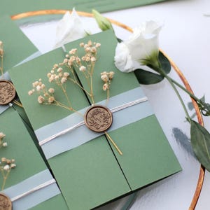 Elegante botanische grüne Hochzeitseinladung mit Wachssiegel, kundengerechtes gefaltetes Luxuseinladungsdesign, rustikales Vintages schickes Einladungs-Set