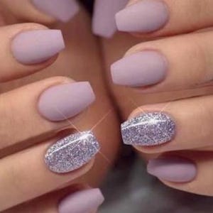 Hellviolette Nägel - matte Nägel - reflektierende Nägel - Pastellviolette Nägel - Federpresse auf Nägel