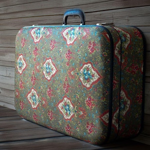Valise en carton années 60 recouverte de tissu cachemire – bagage vintage unique