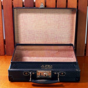 Estuche de viaje vintage de piel y cartón conocido como “day case” de los años 40. Diseño registrado por F.M.C.