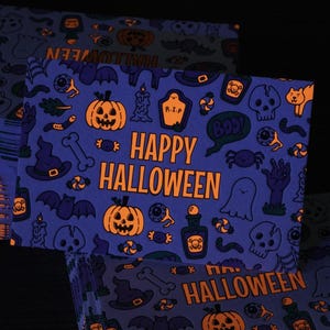 Glow-in-the-Dark cartoon Halloween-wenskaart – Ontwerp met geesten, pompoenen en vleermuizen