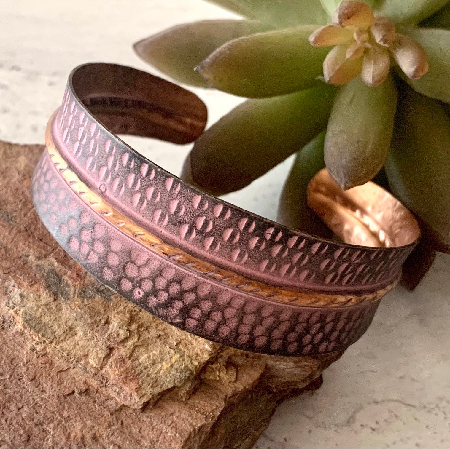 Magnifique bracelet manchette Hibiscus en cuivre et patine en