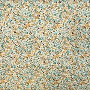 Puede incluir: Primer plano de una tela floral con un patrón repetido de pequeñas flores amarillas y turquesas sobre un fondo crema. Las flores están agrupadas con tallos marrones y hojas verdes, creando una apariencia densa y texturizada.