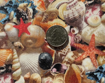 Ingepakte BEACHCOMBER SHELLS-stof - Elizabeth's Studio - katoenquiltstof op maat knippen of lengte selecteren - liggende medley 392MULTI Schelpen