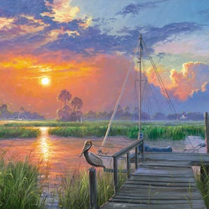 Puede incluir: Un pelícano posado en un muelle de madera con vistas a un río tranquilo al atardecer. El cielo es una mezcla vibrante de naranja, rosa y morado con nubes esponjosas. Un velero está atracado en el fondo.