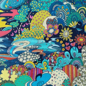 Puede incluir: Una tela psicodélica colorida con un diseño caprichoso que presenta flores, corazones y remolinos sobre un fondo azul oscuro.