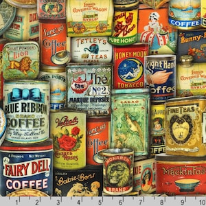 Pode incluir: Um padrão colorido de estilo vintage com várias latas e caixas de lata com etiquetas que anunciam diferentes produtos, como café, chá, tabaco e mel. As etiquetas apresentam ilustrações e texto, como "Blue Ribbon Coffee", "Honey Moon Tobacco" e "The No. 2".