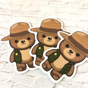 Pegatina de guardabosques del parque con forma de oso de peluche