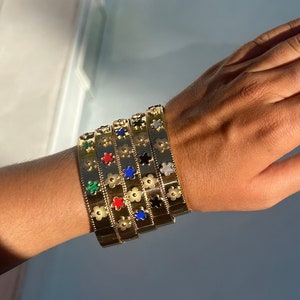 Bracciale rigido in oro con 5 quadrifogli, 5 quadrifogli su bracciale rigido massiccio, quadrifogli in madreperla bianca, acciaio inossidabile nero, verde, blu e rosso.