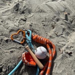 Baseball Schlüsselanhänger mit Miniaturball, Schläger und Handschuh, Taschenanhänger, Bag Charm, Accessoire für Männer, Frauen und Jungen