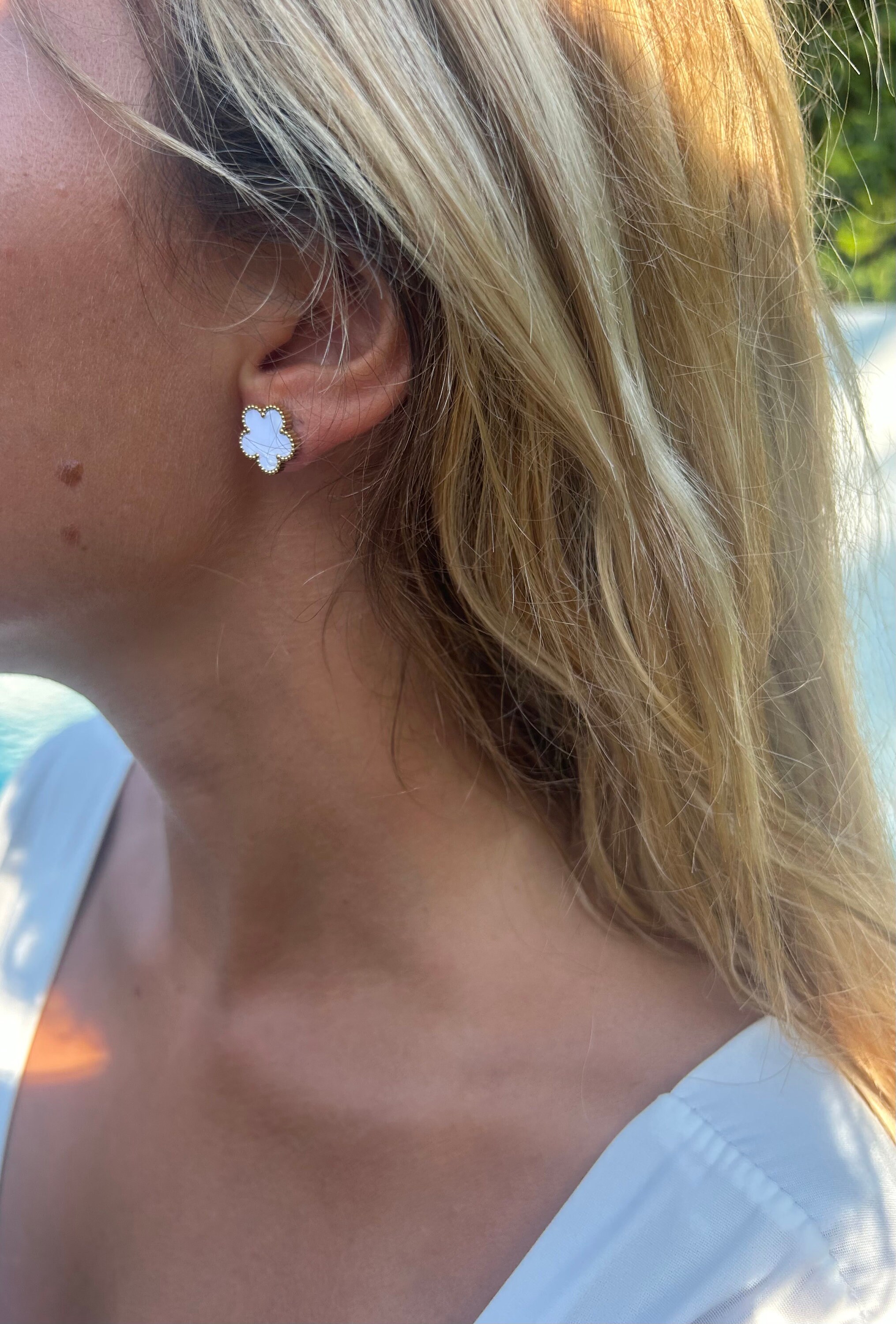 ピアス CLOVER EARRING KIKICHIC | CZ Pearlescent Clover Stud Earrings in 14k Gold