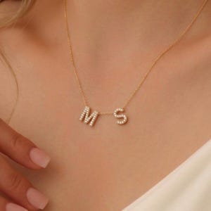 Anpassat halsband med initialer i pavékristall: Silver, guld och roséguld
