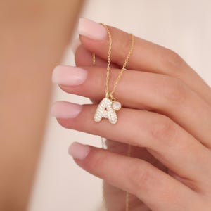 Collar personalizado con letra de burbuja y piedra de nacimiento, collar con inicial de piedra de nacimiento personalizada, collar con letra de globo, regalo para el Día de la Madre