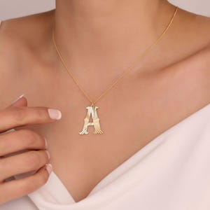 Collar con inicial grande, collar con inicial grande para mujer, collar con letra grande, joyería personalizada con letra grande lateral, regalo para el Día de la Madre