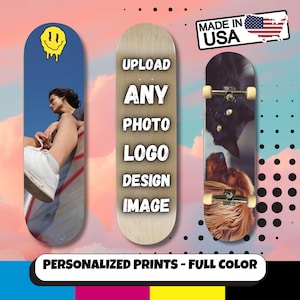 Pode incluir: Três skates personalizados com designs únicos. Um apresenta um rosto sorridente, outro tem o texto "UPLOAD ANY PHOTO LOGO DESIGN IMAGE", e o terceiro mostra um gato e um cão. A frase "MADE IN USA" também é visível.