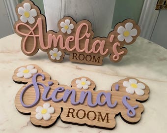 Letrero personalizado para dormitorio con flores blancas y amarillas, letrero infantil con margaritas para puerta de dormitorio, madera acrílica, letrero para guardería, placa, letrero infantil.