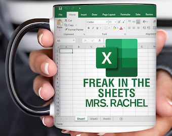 Könnte beinhalten: Eine weiße Kaffeetasse mit schwarzem Henkel. Die Tasse zeigt eine grüne Microsoft Excel-Tabelle mit dem Text "FREAK IN THE SHEETS MRS. RACHEL".