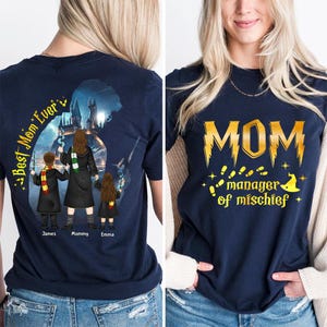Può includere: Una maglietta blu navy con una grafica dorata della parola "MOM" con fulmini e il testo "manager of mischief" sotto. La parte posteriore della maglietta presenta una silhouette di una famiglia di tre persone in piedi davanti al castello di Hogwarts con il testo "Best Mom Ever".