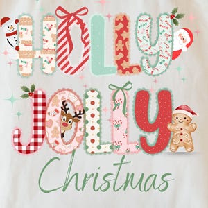 Puede incluir: Un bolso de mano blanco con las palabras "HOLLY JOLLY Christmas" en letras coloridas y festivas. Las letras están decoradas con ilustraciones navideñas, incluyendo un muñeco de nieve, Papá Noel, un hombre de jengibre y un reno.
